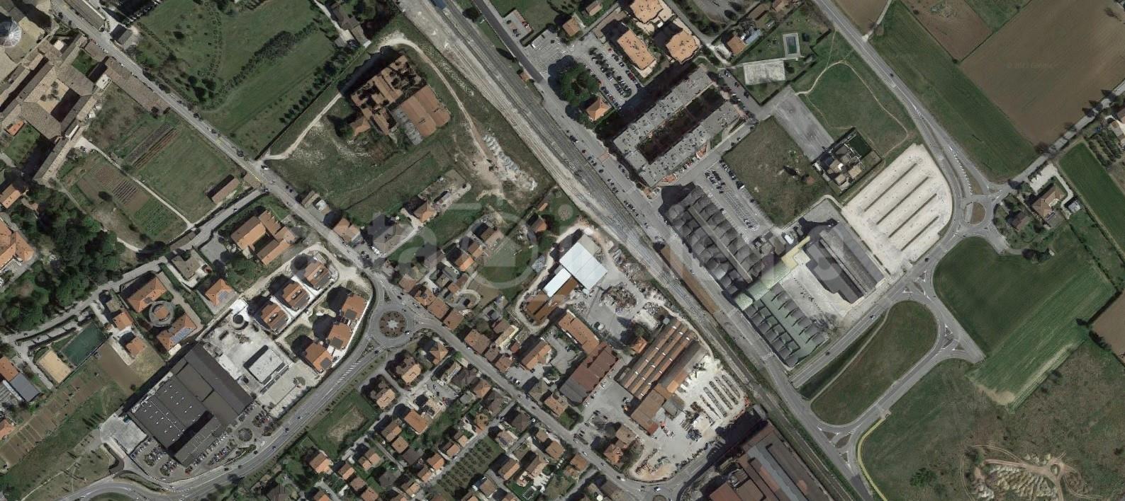 Capannone Via Protomartiri Francescani ASSISI Santa Maria degli Angeli di 1200,00 Mq. oltre Appartamenti, Garage e Terreno Edificabile  