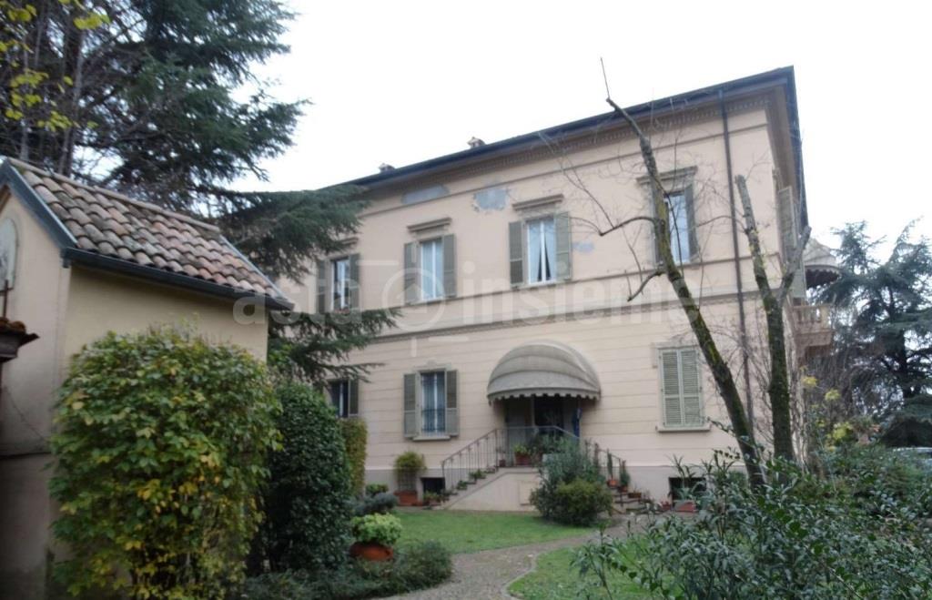 Villa suddivisa in due unita Via del Trebbo 4 BOLOGNA di 186,00 Mq. oltre Garage 